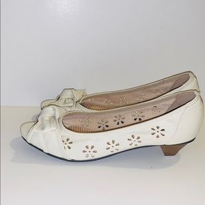Bow heels US 6.5- 7